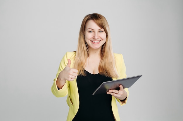 Portret van de tabletcomputer van de vrouwenholding en het benadrukken van vinger