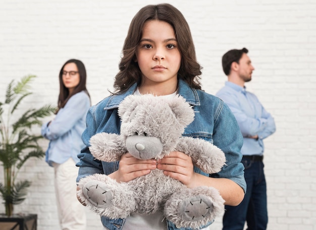 Portret van de teddybeer van de dochterholding