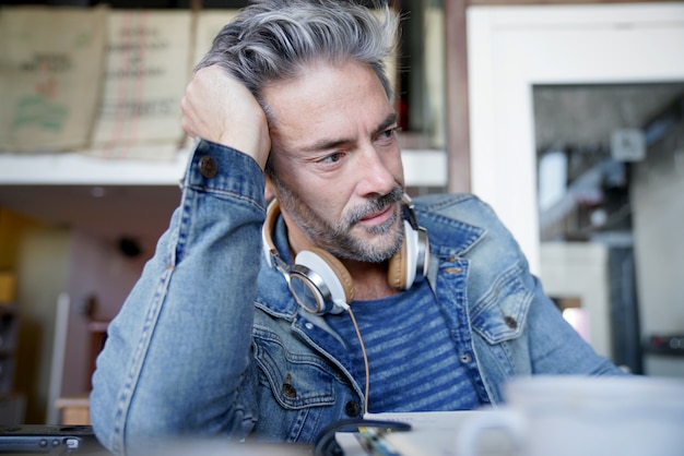 Portret van de volwassen mens met grijs haar en oogglazen