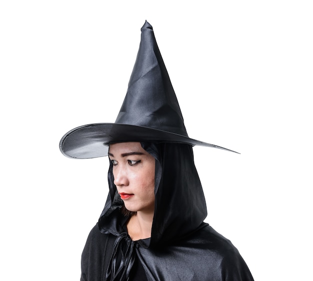 Foto portret van de vrouw in zwart eng heks halloween kostuum permanent met hoed