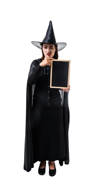 Portret van de vrouw in zwart eng heks halloween kostuum permanent met hoed