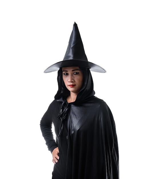 Portret van de vrouw in zwart Eng heks halloween kostuum staande met hoed geÃ¯soleerd