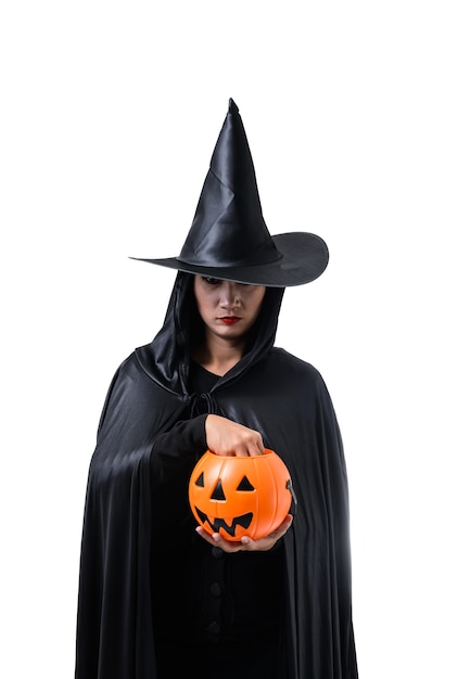 Portret van de vrouw in zwart Eng heks halloween kostuum staande met hoed geÃ¯soleerd