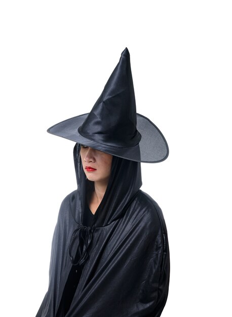 Portret van de vrouw in zwart Eng heks halloween kostuum staande met hoed geÃ¯soleerd