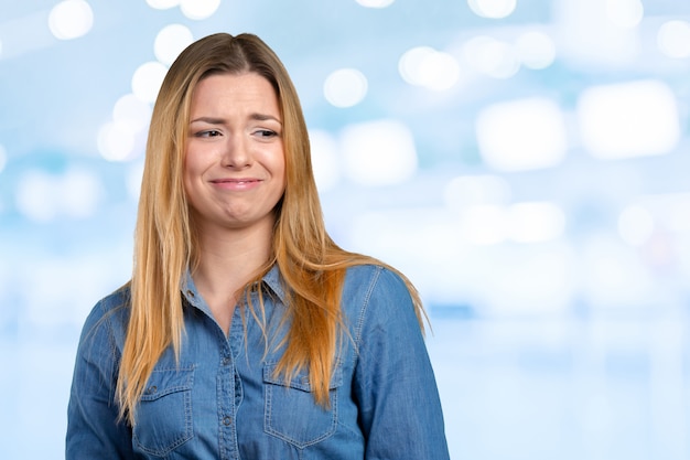 Portret van denkende en droevige vrouw