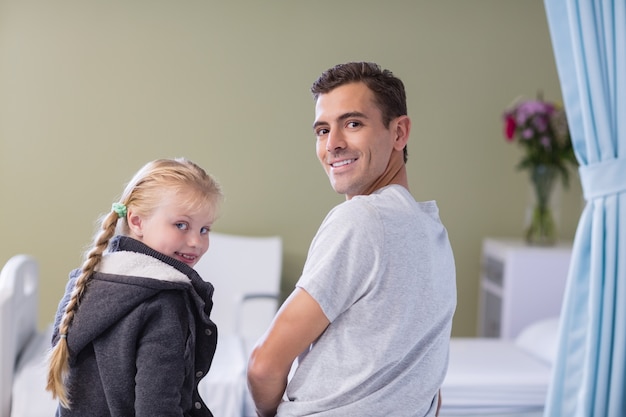 Portret van dochter die haar zieke vader troosten