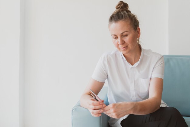 Portret van dokter schoonheidsspecialiste make-up meester zit op een stoel