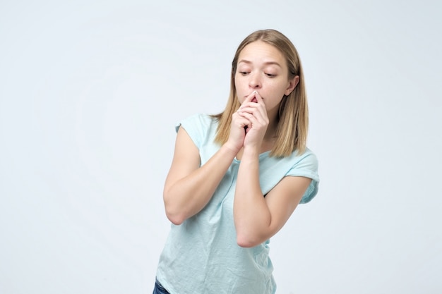 Portret van doordachte vrouw naar beneden te kijken