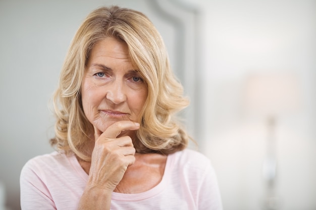 Portret van doordachte vrouw thuis