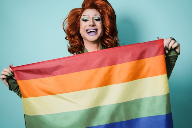 Portret van drag queen met regenboogvlag - Lgbt-concept - Focus op gezicht