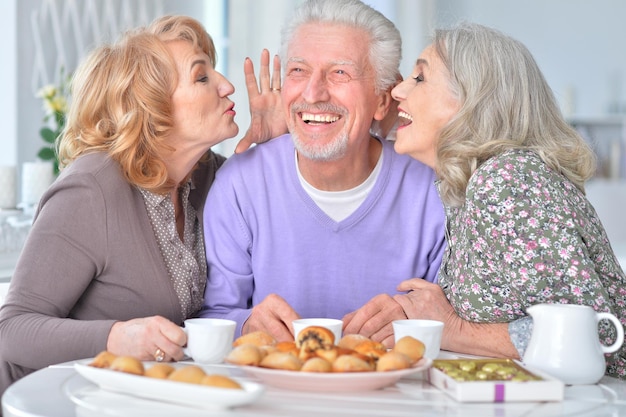 Portret van drie bejaarde mensen aan het ontbijt