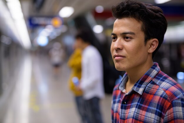 Portret van drie jonge aziatische mannen binnen het metrostation van bangkok, thailand