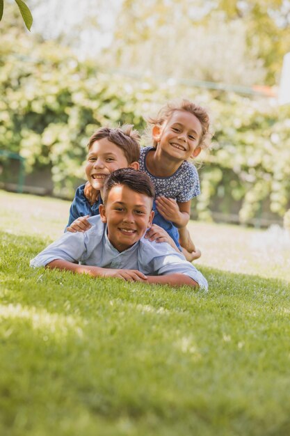 Portret van drie kleine kinderen als toren