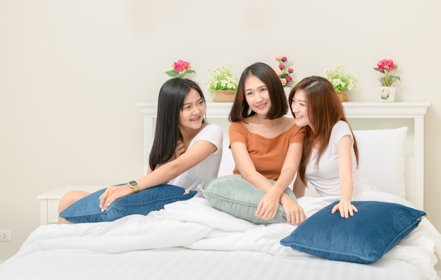 Portret van drie mooie meisjes praten en lachen