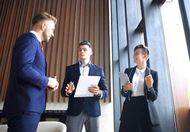 Portret van drie partners die ideeën bespreken tijdens een vergadering.