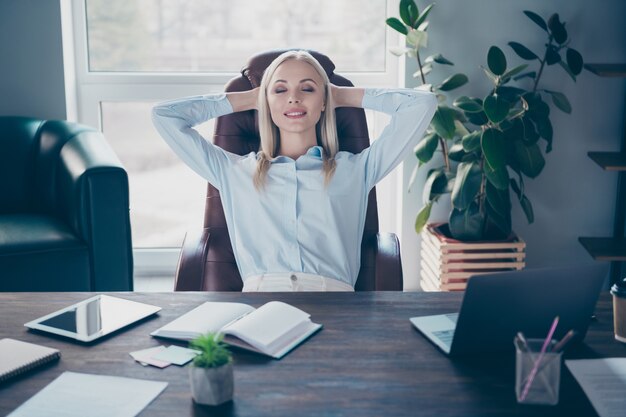 Portret van dromerig professioneel meisje ontspannen werkplek