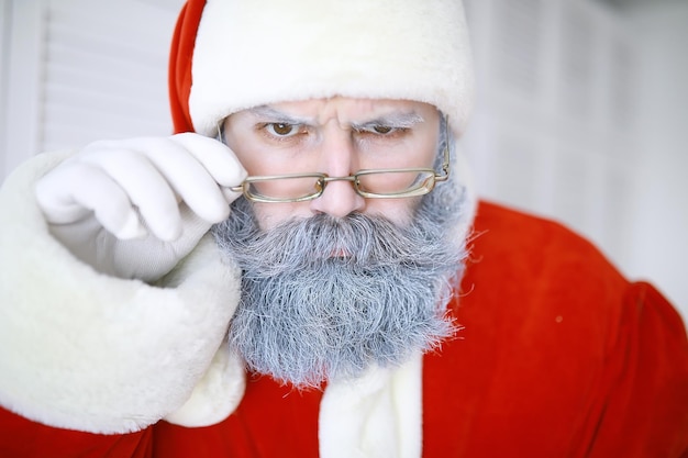 Portret van echt gelukkig Santa Claus.Funny Santa. Thema kerstvakantie en winter nieuwjaar Kerstmis komt eraan!