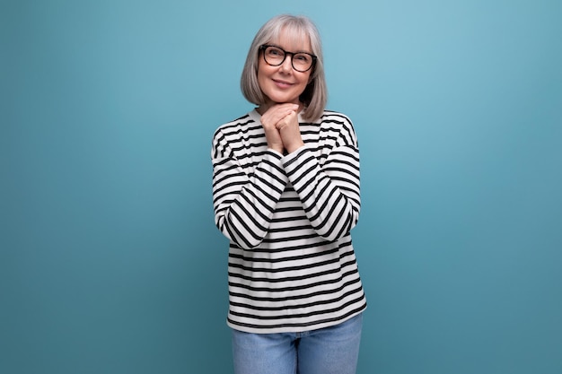 Portret van een aangename vrouw in een modieus beeld op een lichte studioachtergrond