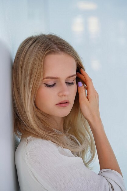 Foto portret van een aantrekkelijke glimlachende jonge blonde vrouw met een perfecte glimlach mooie gezonde jonge vrouw