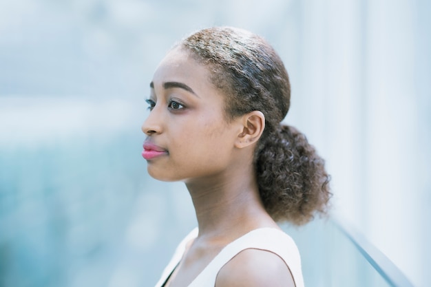 Portret van een aantrekkelijke jonge zakenvrouw