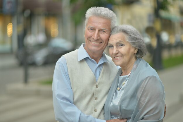 Portret van een aardig rijp stel in de stad