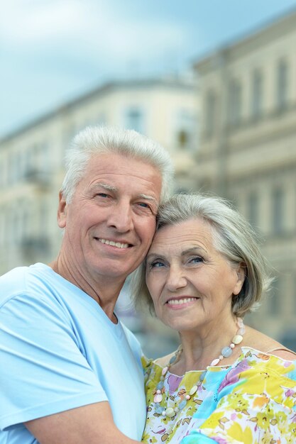 Portret van een aardig rijp stel in de stad