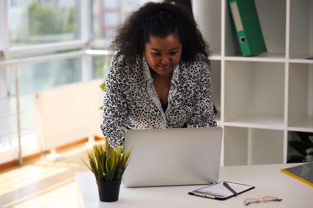 Portret van een accountant die opzij kijkt, zittend aan een bureau in het kantoor