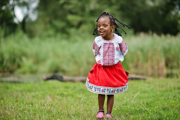 Portret van een Afrikaans meisje in traditionele kleding in het park.