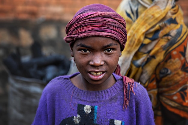 Portret van een Afrikaans meisje met een hoofddoek. Madagascar.