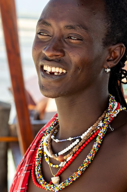 Portret van een Afrikaanse jonge lachende man. Zanzibar Tanzania