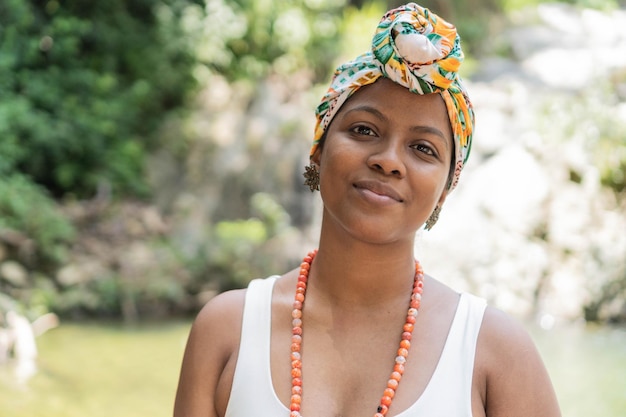 Portret van een Afrikaanse vrouw die bij de rivier staat