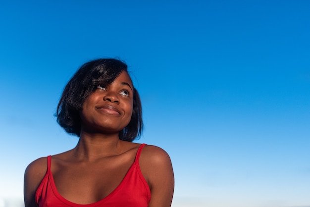 Portret van een Afrikaanse vrouw die naar de lucht kijkt