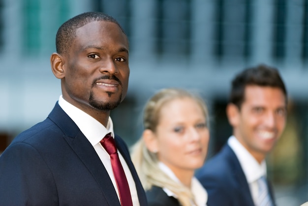Portret van een Afrikaanse zakenman voor zijn team
