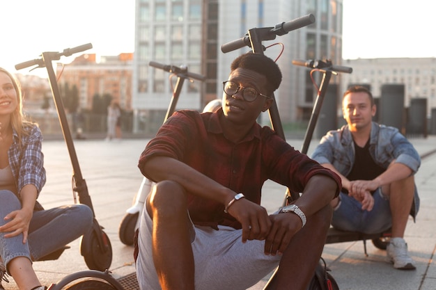 Portret van een Afro-Amerikaanse man in een Europese vriendengroep