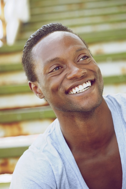 Portret van een Afro-Amerikaanse man lachen buitenshuis