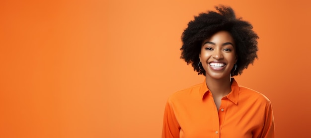 Portret van een Afro-Amerikaanse vrouw in oranje kleding Stijlvol zwarte vrouw portret