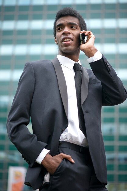 Portret van een Afro-Amerikaanse zakenman aan de telefoon buitenshuis