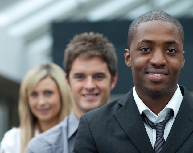 Portret van een Afro-Amerikaanse zakenman die zijn team leidt