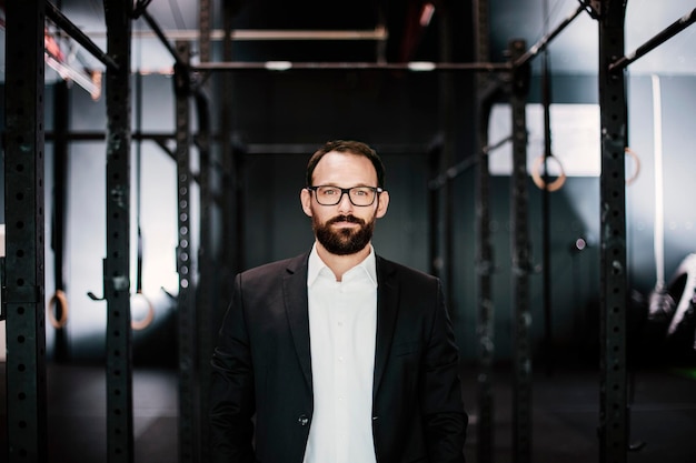 Portret van een ambitieuze zakenman, staande in de fitnessstudio