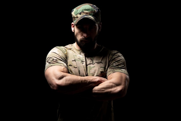 Portret van een Amerikaanse Marine Corps Special Operations Modern Warfare soldaat armen gekruist met pet op zwarte achtergrond