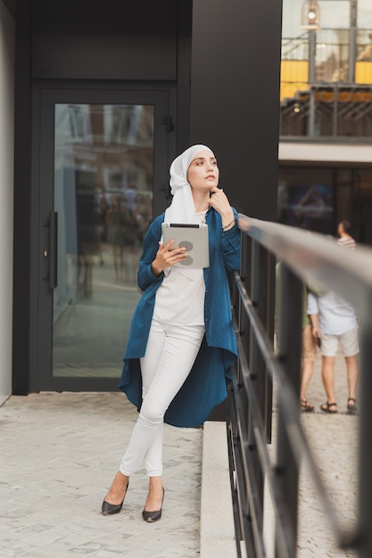 Portret van een arabisch studentenmeisje met een tablet arabische zakenvrouw in hijab met een tablet erin