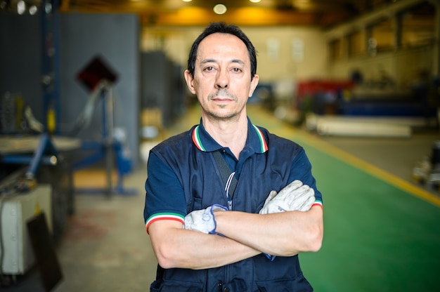 Portret van een arbeider in een fabriek