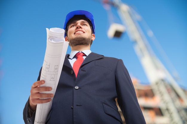 Portret van een architect aan het werk in een bouwplaats