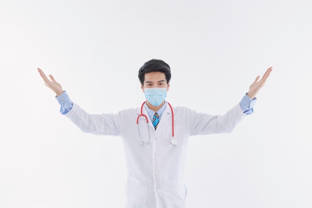 Portret van een arts die een beschermend masker en handschoenen draagt Corona-virusconcept