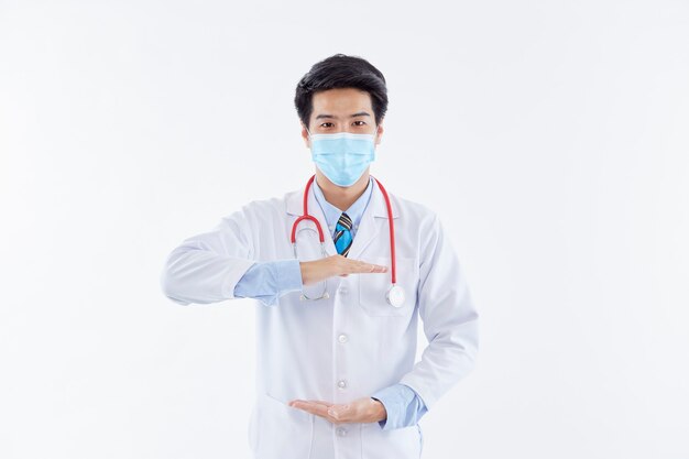 Portret van een arts die een beschermend masker en handschoenen draagt Corona-virusconcept