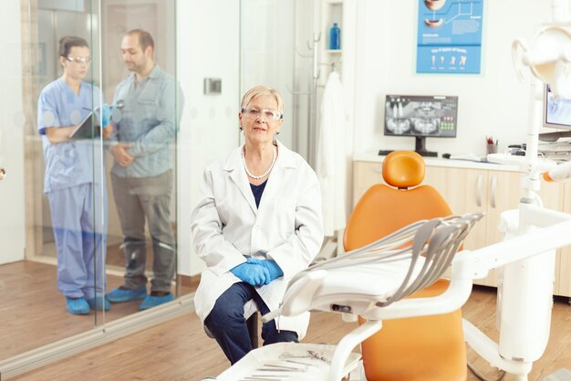 Foto portret van een arts die in een kliniek zit