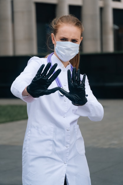 Portret van een arts die medisch masker draagt