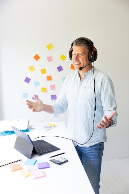Portret van een arts die op kantoor werkt