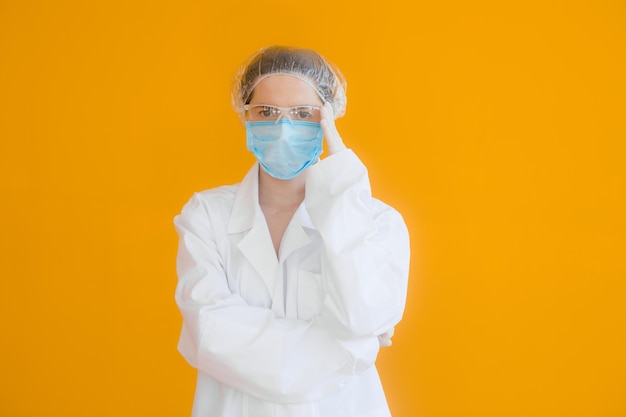 Portret van een arts, een jonge vrouw met een beschermend medisch masker op haar gezicht