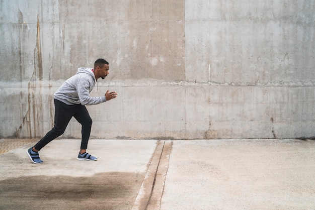 Portret van een atletische man loopt.